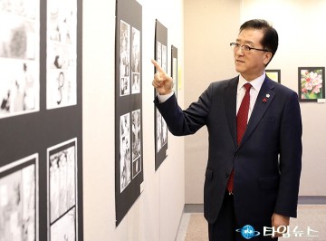 한밭도서관 재개관 현장 둘러보는 조원휘 대전시의회 의장