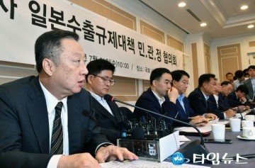 [일본수출규제대책 민·관·정협의회]'박용만, 국산화 외친 여권에 "일본기술 잡으려면 반세기 걸린다"