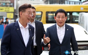 우리들공원서 마주한 김제선 중구청장·박용갑 의원 “축제와 태권도로 하나”