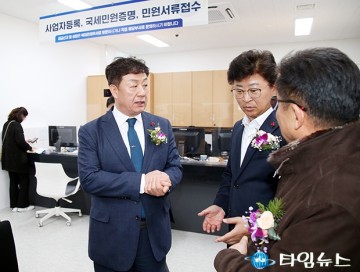 북대전세무서 대덕민원봉사실 둘러보는 최충규 대덕구청장