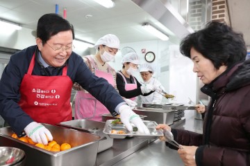장종태 서구청장, 무술년 새해 어르신 급식봉사 나서!