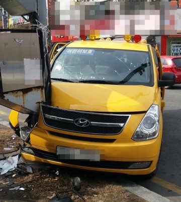 광주월계동 어린이 탑승 태권도 차량 전봇대 들이받아