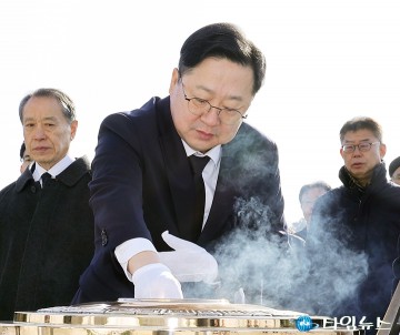 제105주년 3·1절 맞아 국립대전현충원 참배하는 이장우 대전시장