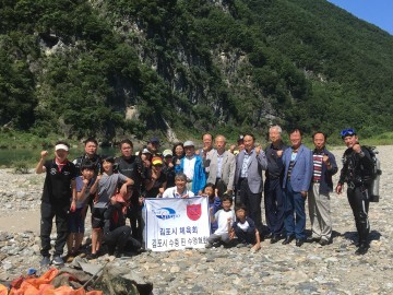  영월군 노인회와 김포시 노인회 동강수중정화활동