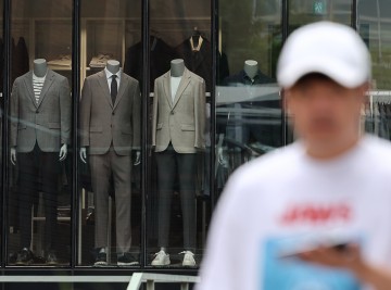 고금리·고물가 그늘…이자부담, '입고 신는' 지출보다 커졌다