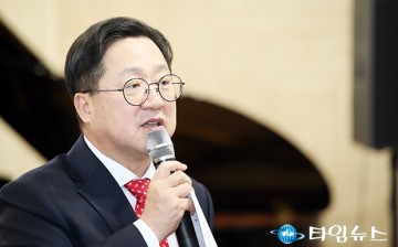 대학생과 대화 나누는 이장우 대전시장