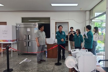 [포토] 권기창 안동시장, 사전투표소 현장 찾아 준비상황 점검 
