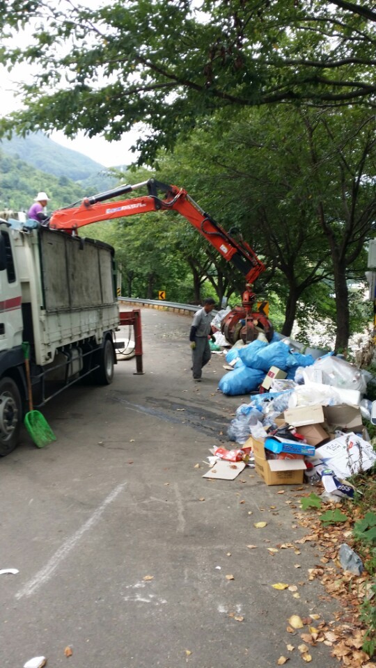 산청군 휴일 반납한 피서지 쓰레기 수거활동 ‘구슬땀’