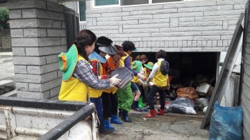 단양군 자원봉사단체 청주 수해지역 찾아 구슬땀