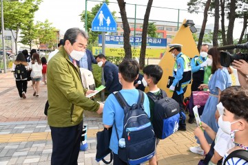 김천시, 교통안전 봉사 및 택시기사 현장 격려
