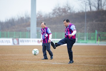 최민호 세종시장, 세종SA축구단 홈 개막전 시축…축구 도시 도약 기대