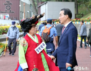 ‘대전효문화뿌리축제’에서 구민들과 대화 나누는 김광신 중구청장