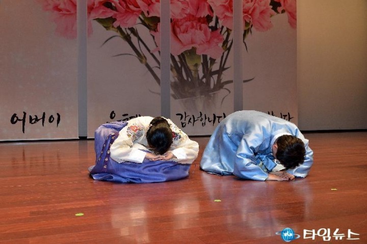성남시 이재명 시장 어버이날 어르신들께 큰절올려...