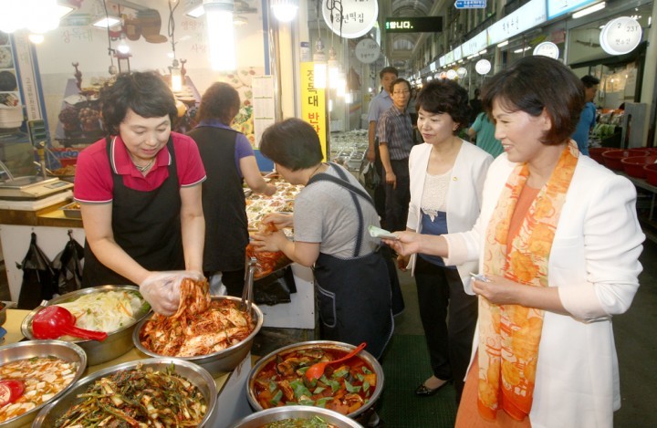 김인식 대전시의회 의장, 한민시장 장보기 행사