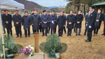국민의힘 대전시당, 故 김수광·故 박수훈 소방관 묘소참배
