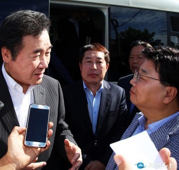 눈빛 교환 하는 이낙연 총리와 권선택 시장