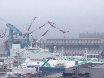 '사투의 28시간'…잠수함 화재 고립자 구조, 폭발 위험에 이틀째 '답보'