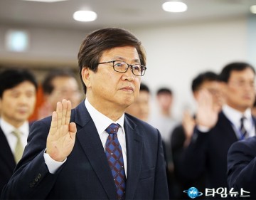 국감장에서 선서하는 최교진 세종시교육감