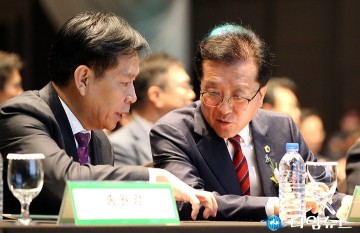 ‘대전투자금융(주)’ 출범식에서 대화 나누는 조원휘 대전시의회 의장