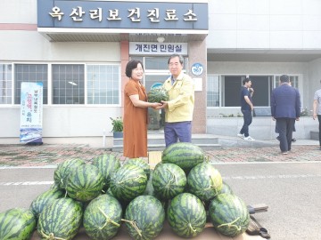유영종합포장, 중복 맞이 경로당 수박전달