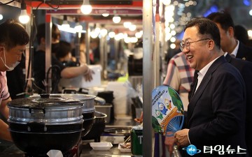 ‘동구夜놀자’ 야시장 둘러보는 이장우 대전시장