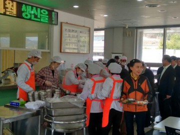효령타운 개관 9주년 맞아, 시 복지건강국 배식봉사