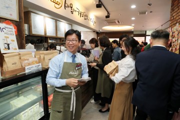 박병규 광산구청장, 장애인의 날 맞아 카페홀더 명예점장 봉사
