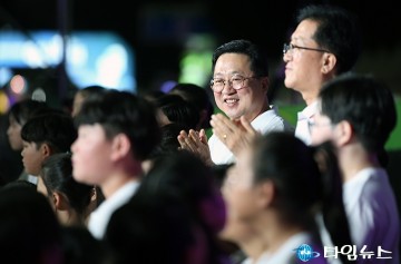 대전 0시 축제 폐막…이장우 대전시장, 시민과 어깨 나란히 합창