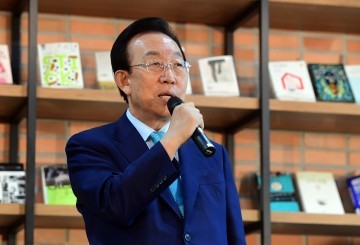 김관용 경상북도지사 2주간의 자유한국당 대선후보 경선 마치고 도정 복귀