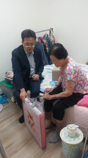 봉명1동 독거노인 추석선물 전달