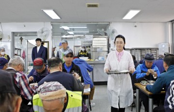 대전성모병원, 어버이날 무료급식소 찾아 배식봉사활동