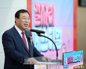 ‘대전 일자리페스티벌’에서 인사말 하는 최민호 세종시장