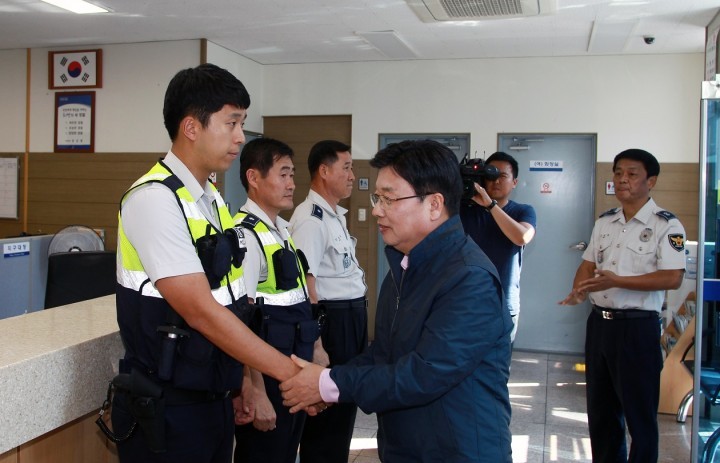 ‘연휴 잊은’ 권선택 대전시장, 추석 근무자 찾아 위문 릴레이