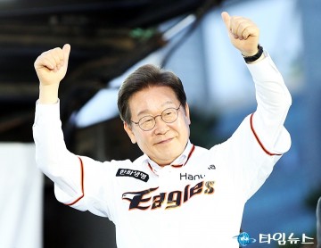 이재명 “21번 유니폼 입고 외친다, 이재명 아니면 민주주의 없다”