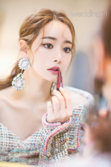  홍수아 대륙여신, 고혹적 카리스마 변신 화보 공개