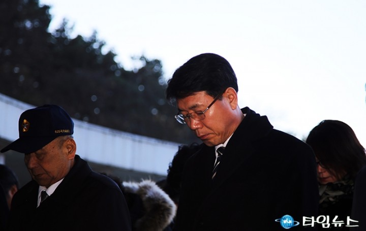 대전보훈공원 참배 드리는 이재관 대전시장 권한대행