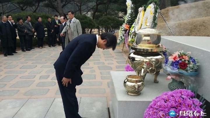  천정배 예비후보 김대중 대통령 묘소 참배