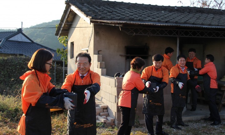 찬바람 녹이는 훈훈한 연탄배달