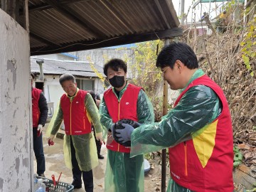 충주우체국 행복나눔봉사단, ‘사랑의 연탄배달’로 따뜻한 겨울나기 지원