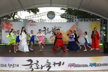 청남대 국화축제에 연일 많은 관람객이 몰려..국화전시, 문화예술공연, 체험행사 등 열려