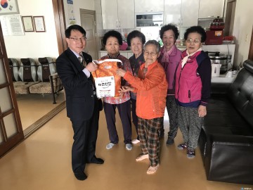 충주 경로당 이용 어르신들 위해 쌀 300kg 기탁