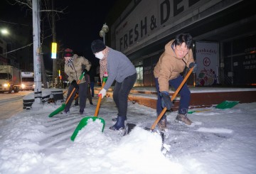 '내 집 앞 눈치우기'에 참여해 눈을 치우고 있는 강기정 광주시장
