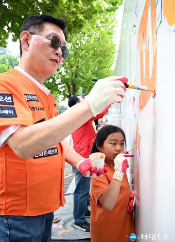 “붓 들고 응원합니다”…김제선 중구청장, 한화 벽화에 팬심 한 획