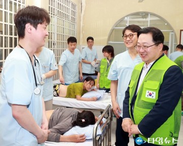 대전한의사회 무료진료소 방문한 이장우 대전시장
