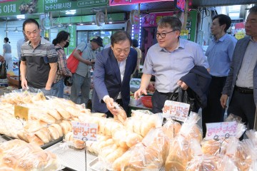 최민호 세종시장, 추석맞이 세종전통시장 상인과 소통