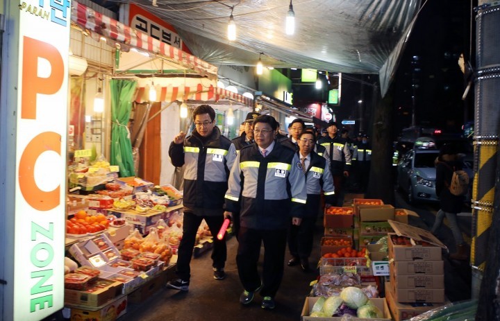 야간 방범순찰 도는, 권선택 대전시장과 허태정 유성구청장