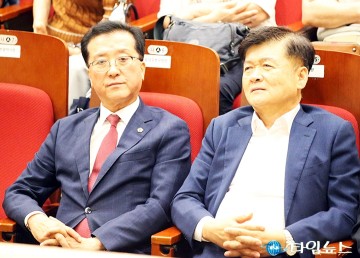 ‘우리동네 사업설명회’에 참석한 조원휘 대전시의장과 김동수 구의장