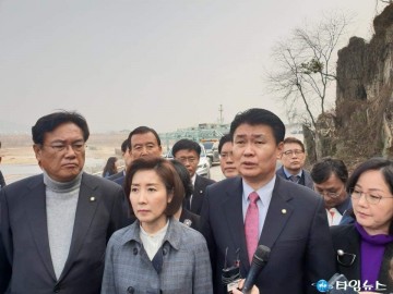 공주보 찾은 자유한국당 집행부... "4대강 보 해체, 문재인 정부의 '이념정책'"