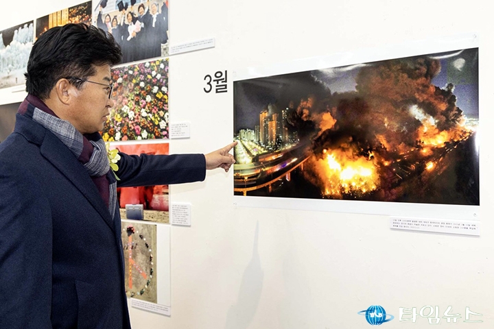 대전·충남 보도사진전 관람하는 최충규 대덕구청장