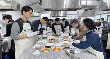 국립한밭대 교수들, 사랑의 과일 찹쌀떡 나눔으로 온정을 전하다